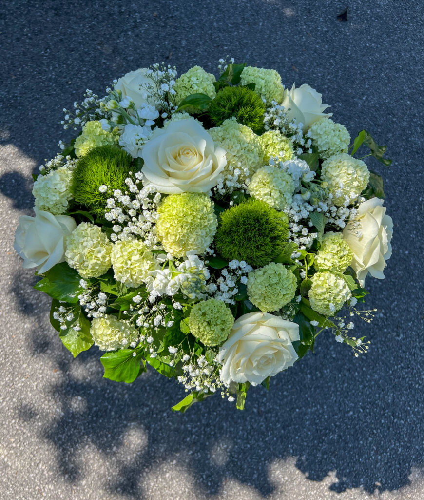 Mali aranžman bijelog cvijeća