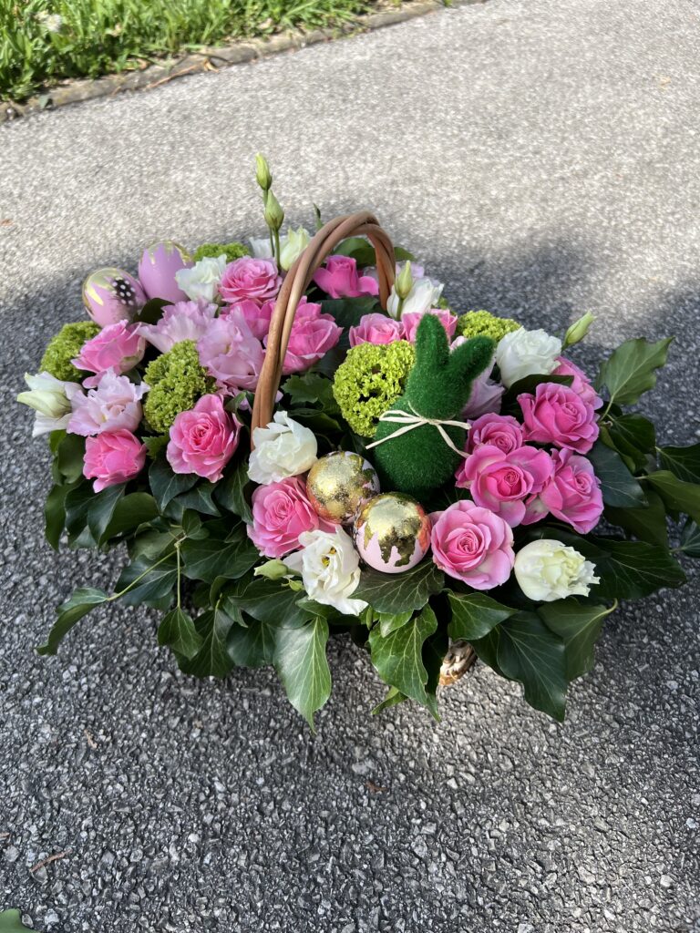 aranžman rozi uskrs cvjetne dekoracije