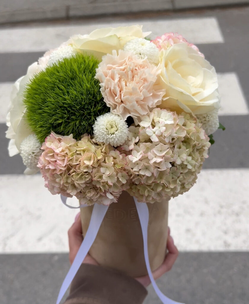 Mali bež velvet flower box s bijelim ružama