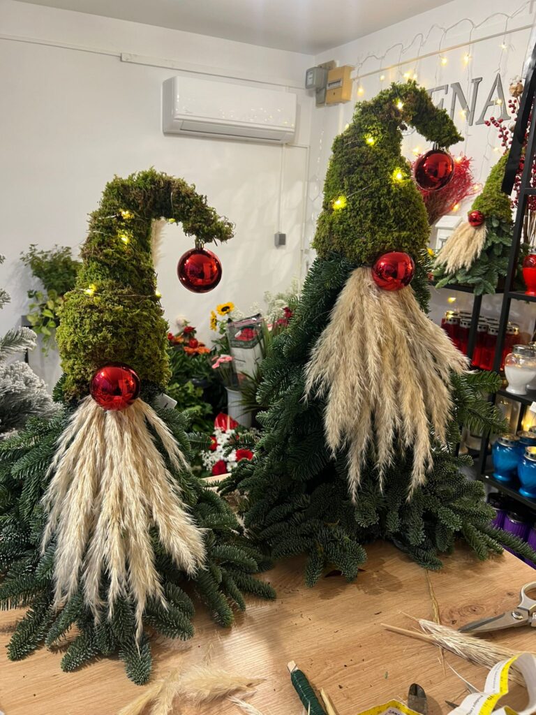 Božićni gnomovi pravi bor cvjetne dekoracije