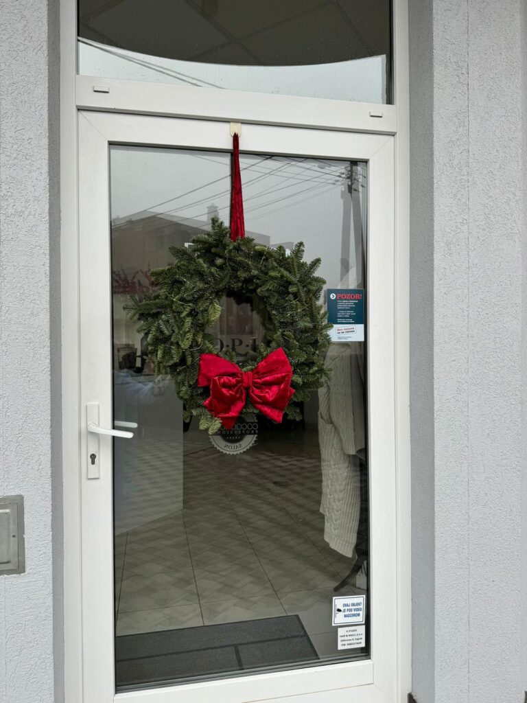 Vijenac za vrata od borovine cvjetne dekoracije