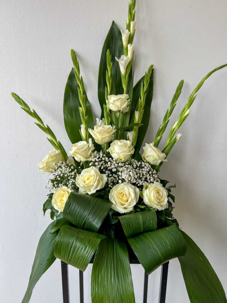 Matiola aranžman bijele ruže