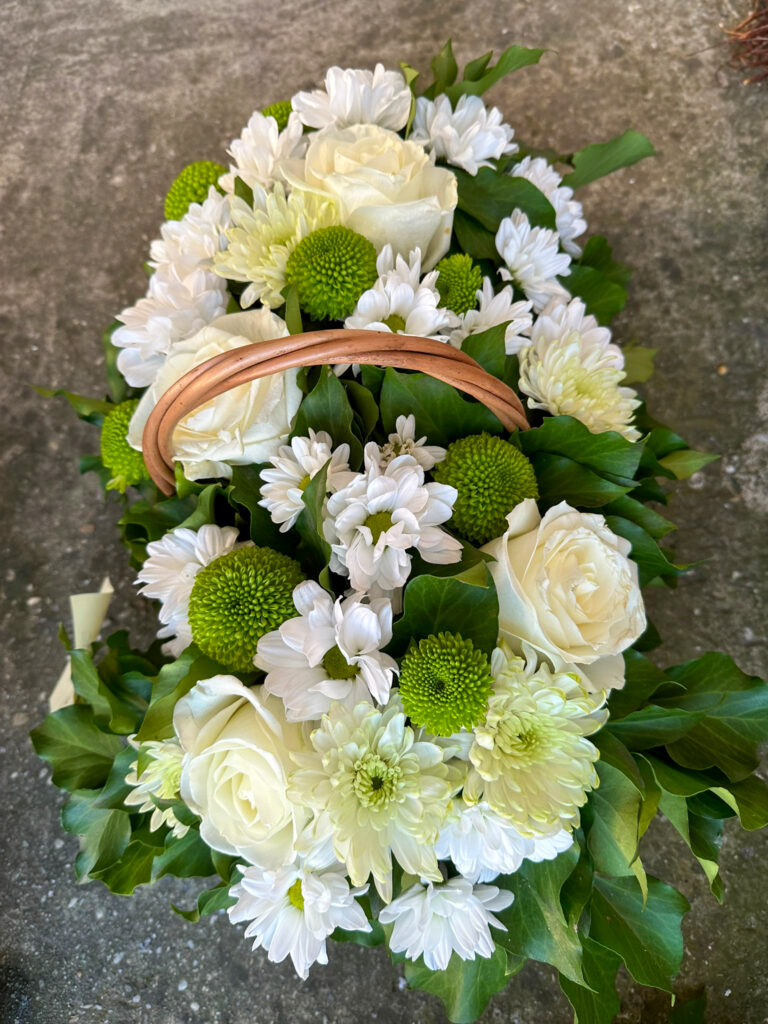 Košara bijelo cvijeće ruže