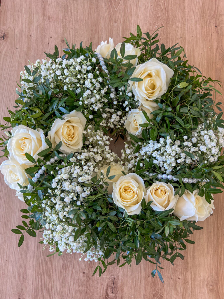 Okrugli cvjetni aranžman s biserima cvjetne dekoracije