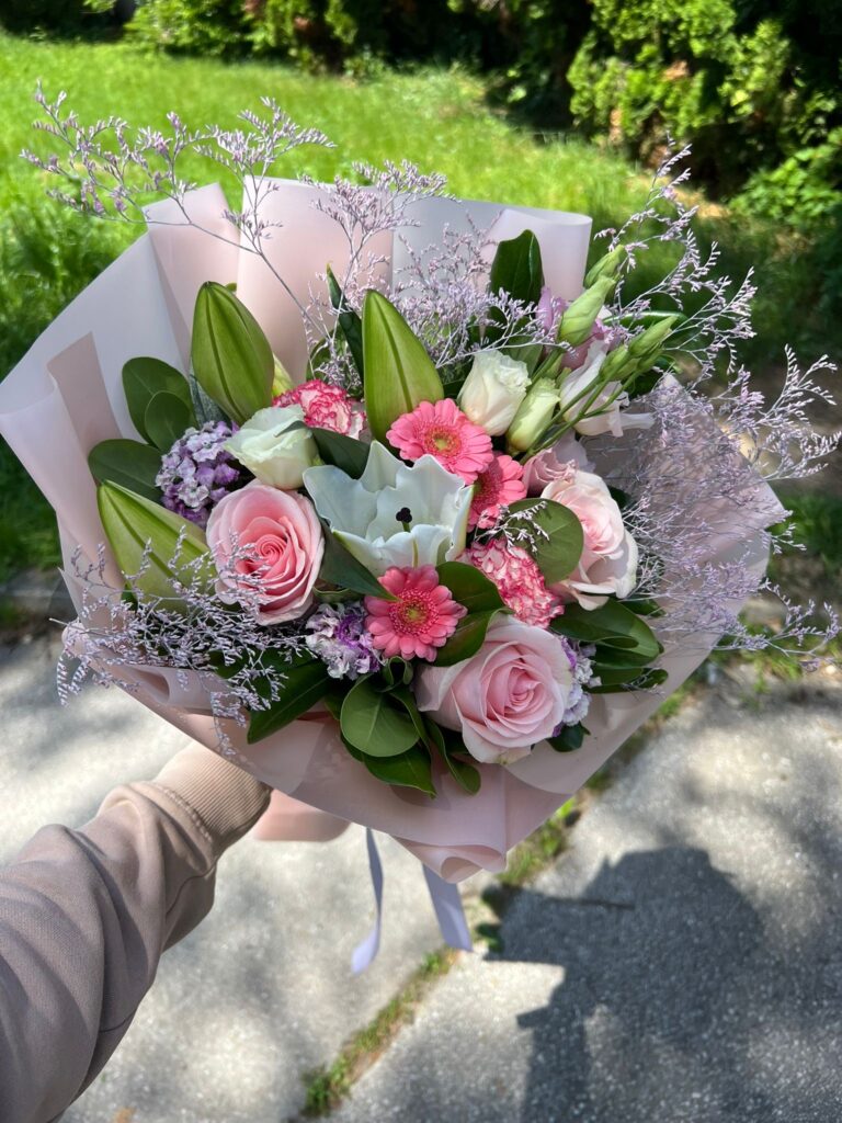 Rozi buket s ljiljanima