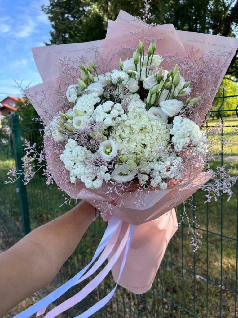 Bijeli buket u rozom papiru i hortenzija