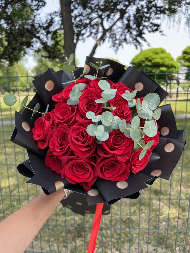 Crno crveni buket ruža