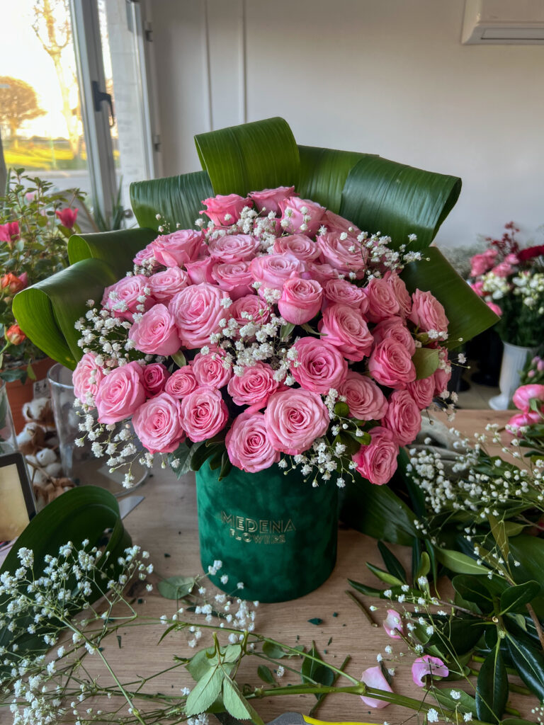 Zeleni flower box s rozim ružama 