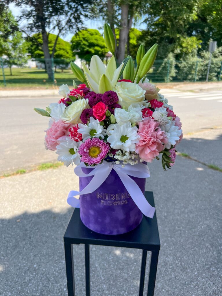Veliki flower box ljubičast s cvijećem