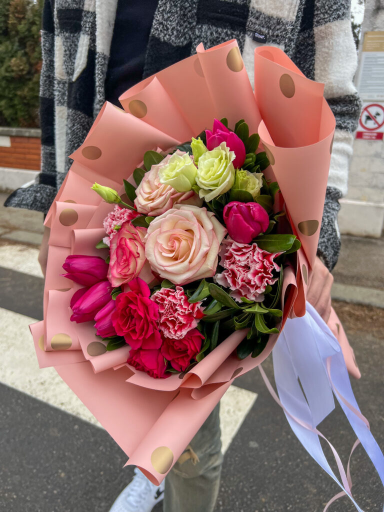 Buket s rozim cvijećem i papirom