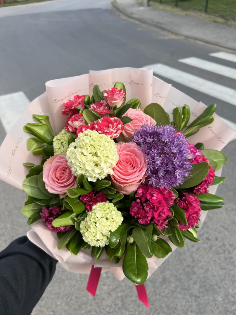 Buket roze i crvene ruže