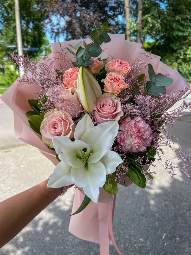 Buket s rozim ružama i ljiljanima