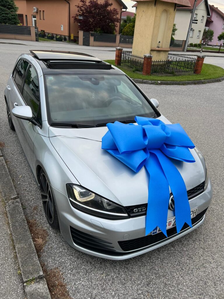 Ogromna mašna poklon auto cvjetne dekoracije