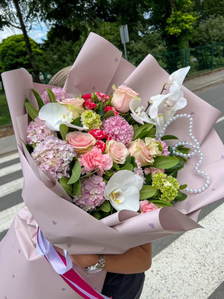 Ogromni buket cvijeća šareno s srcem