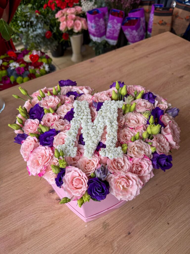 Personalizirana cvjetna kutija s inicijalom od cvijeća – elegantan aranžman svježeg cvijeća za posebne prigode