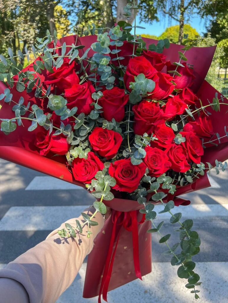 Buket ruža u crvenom ukrasnom papiru