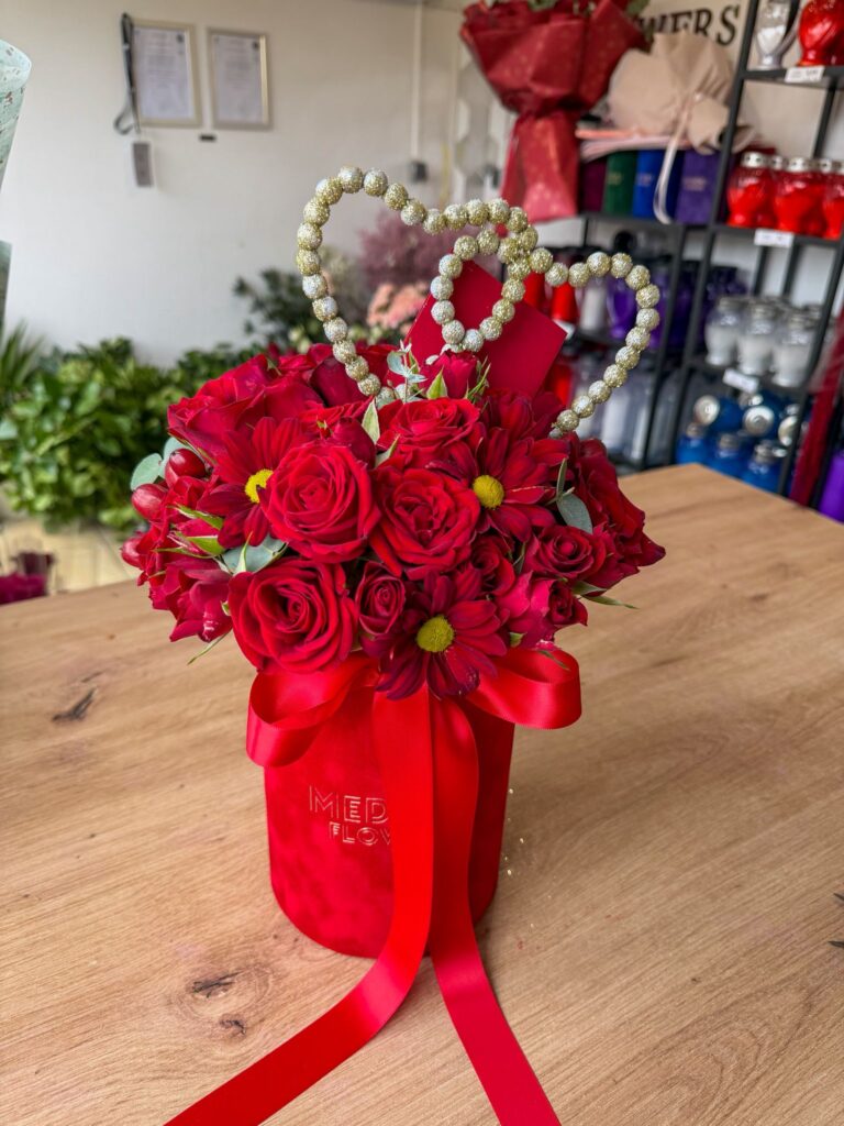 Crveni velvet flower box s crvenim ružama