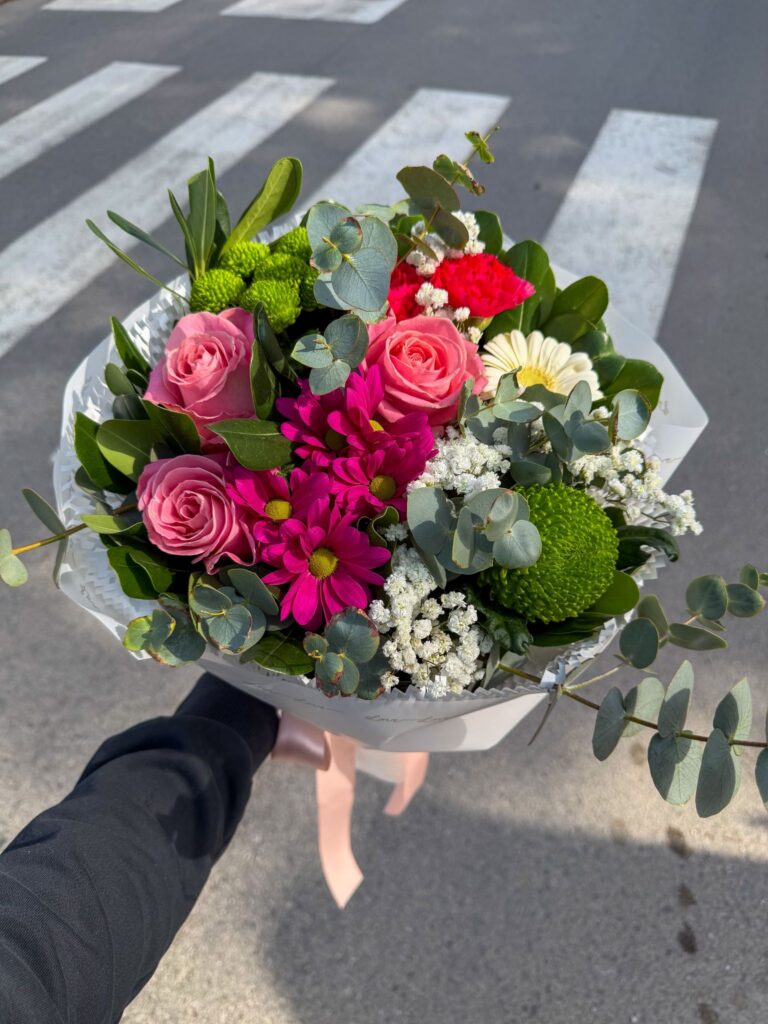 Kreativni buket s ružičastim ružama, fuksija margaricama, zelenim krizantemama i eukaliptusom — Medena Flowers Novi Zagreb