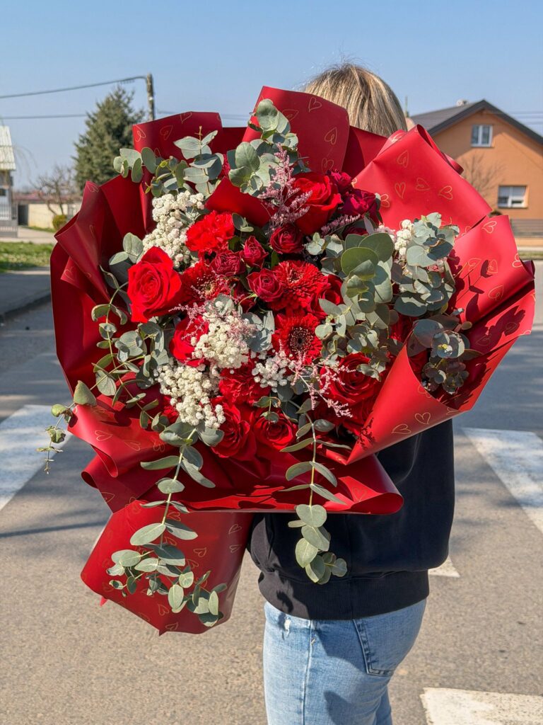 Ručno rađeni veliki cvjetni buket s ružama i zelenim ukrasima, Novi Zagreb