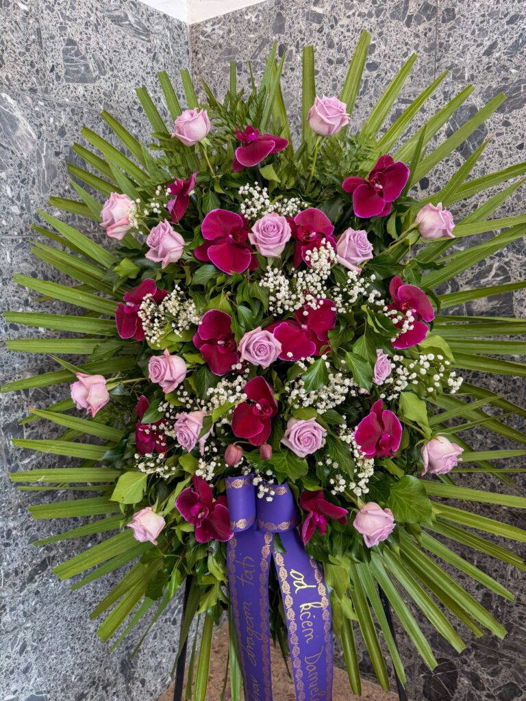 Vijenac za sprovod s orhidejama ljubičasti