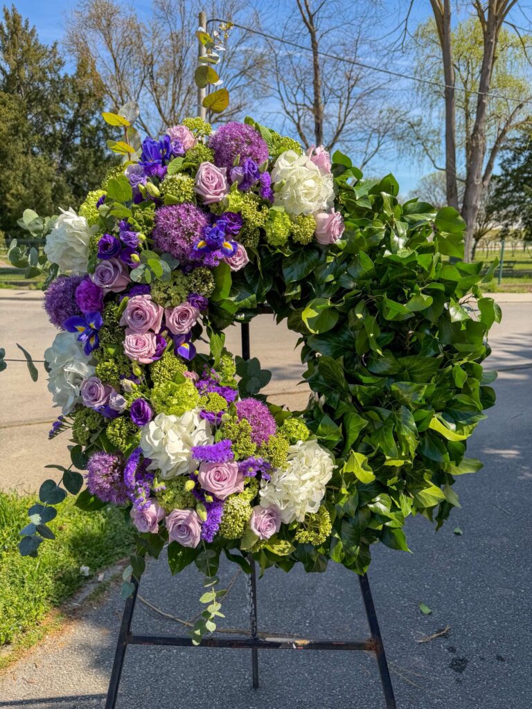 Okrugli vijenac za sprovod ljubičasto bijeli iris