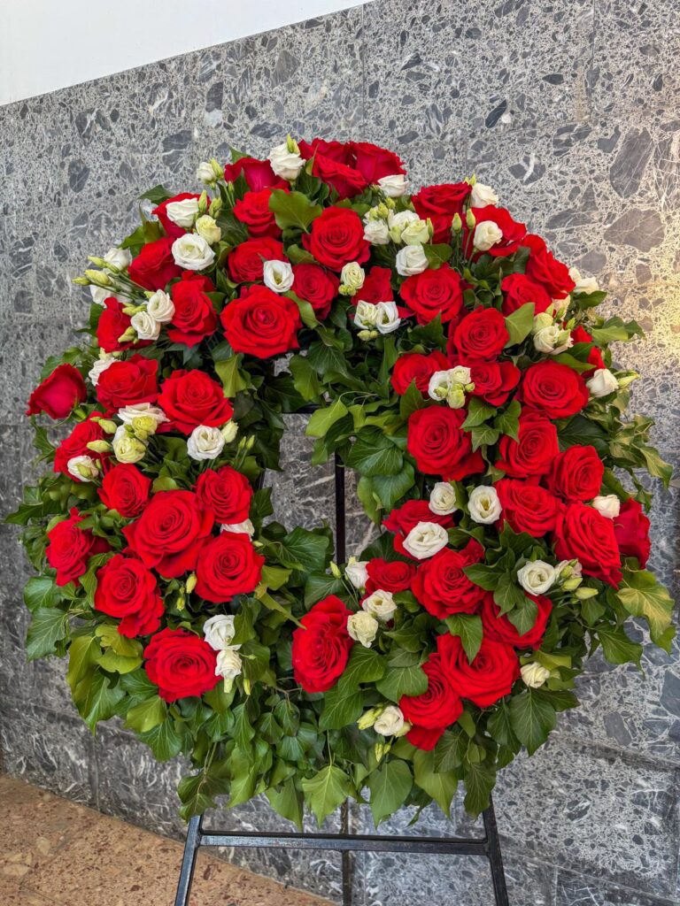 Okrugli vijenac za pogreb i sprovod crvene ruže