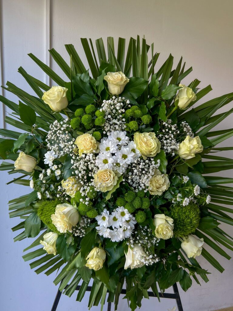 Pogrebni vijenac s bijelim ružama i zelenilom